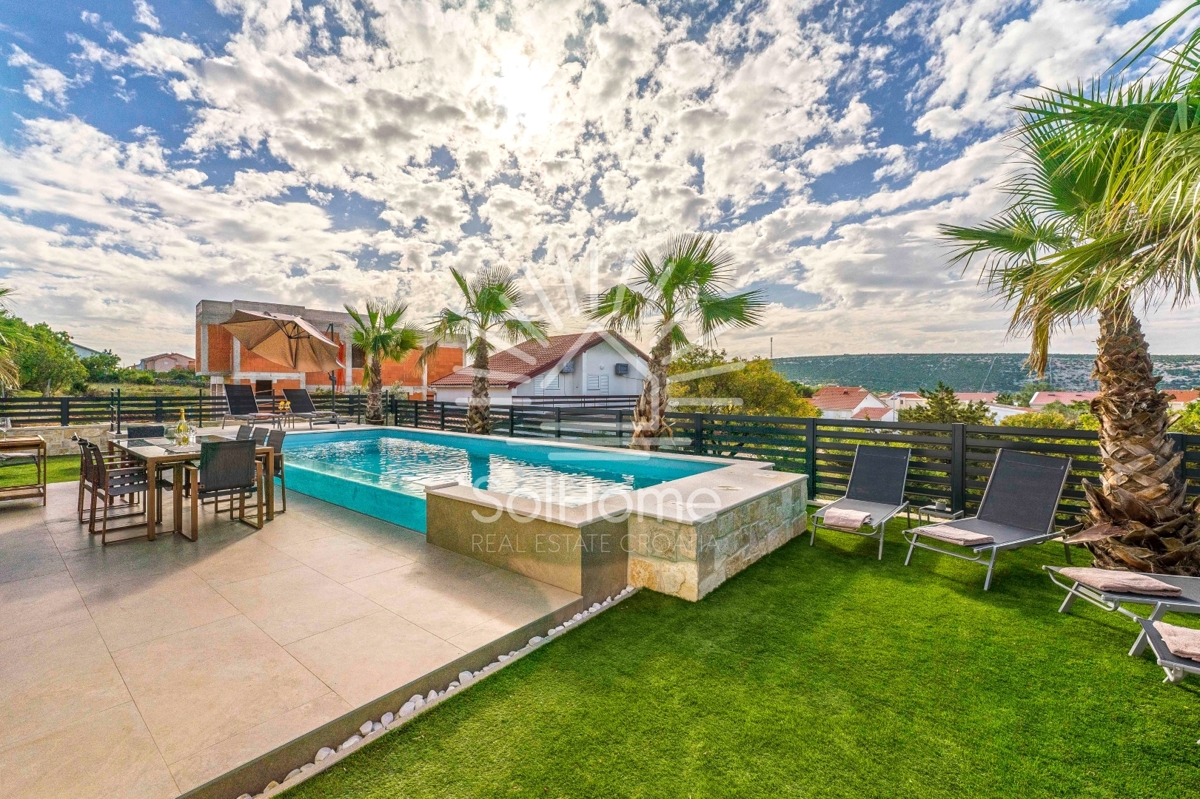 IN VENDITA - Moderna villa con piscina e vista mare a Novalja.