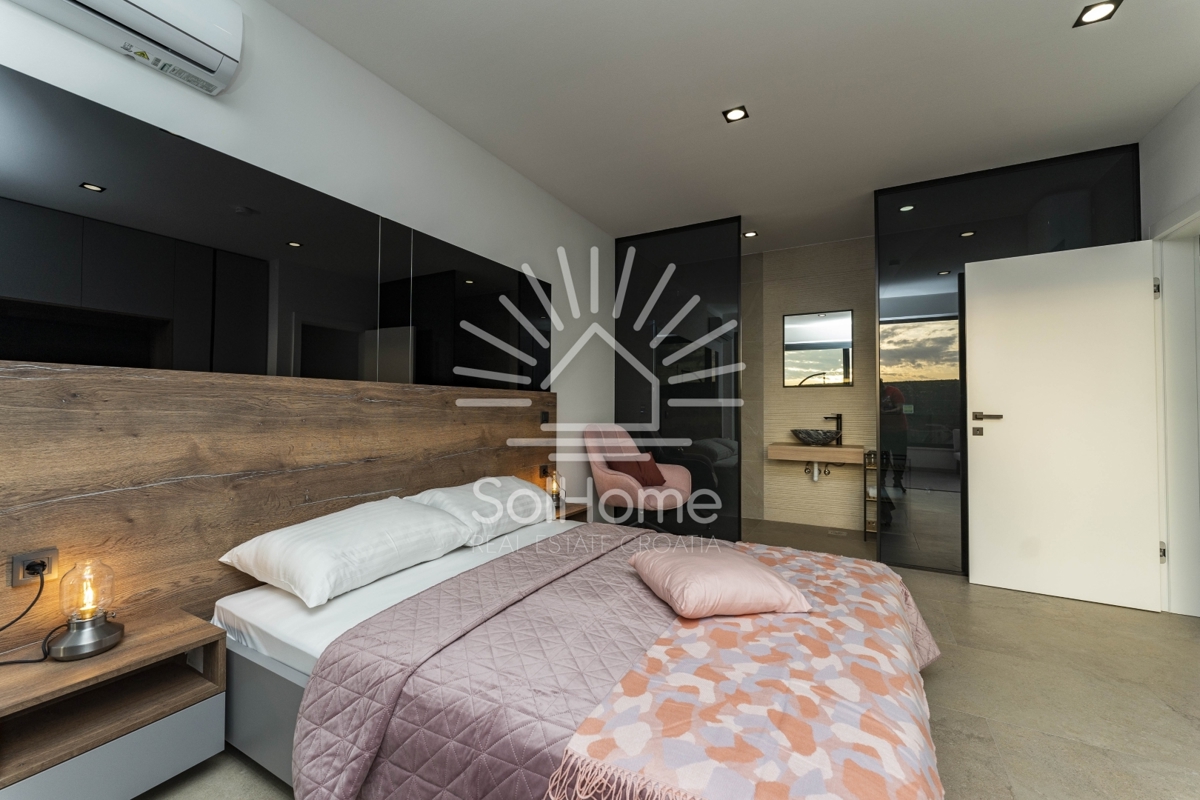 IN VENDITA - Moderna villa con piscina e vista mare a Novalja.