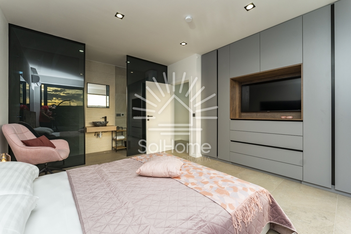 IN VENDITA - Moderna villa con piscina e vista mare a Novalja.