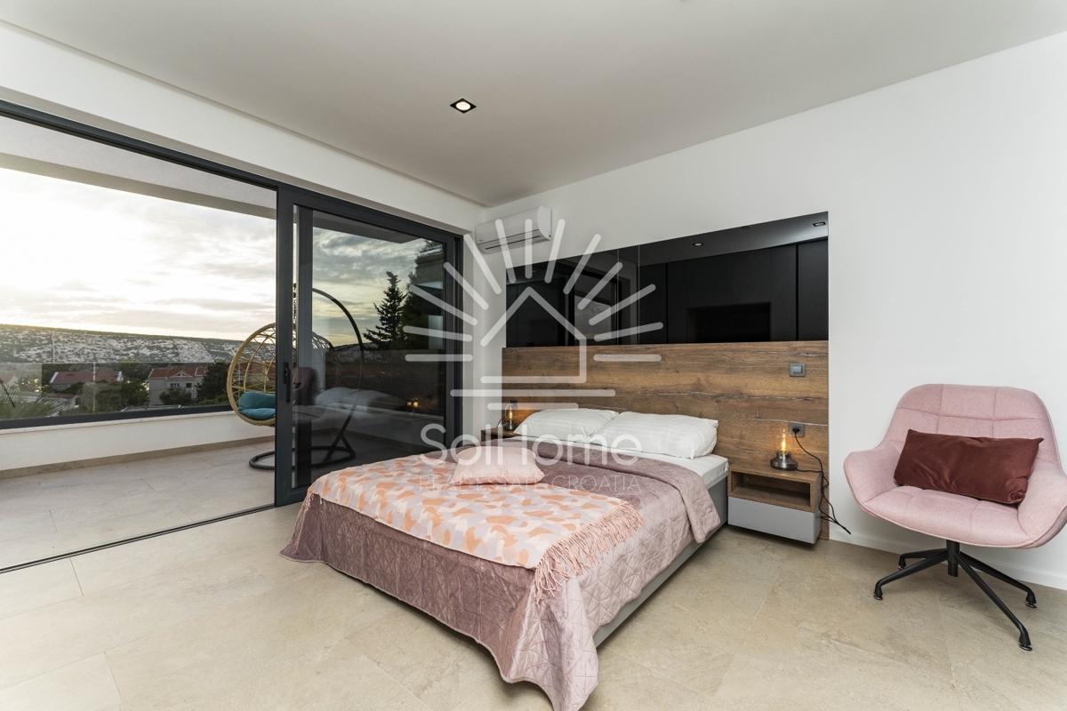 IN VENDITA - Moderna villa con piscina e vista mare a Novalja.