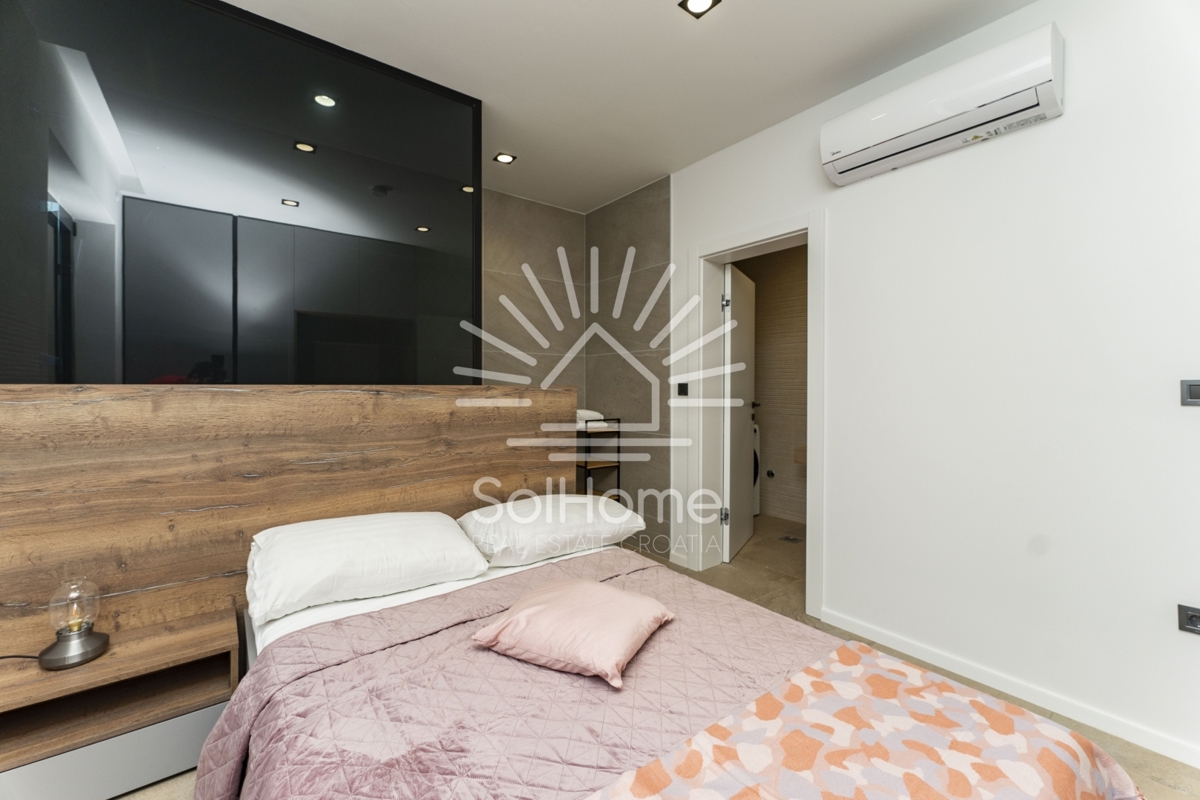 IN VENDITA - Moderna villa con piscina e vista mare a Novalja.