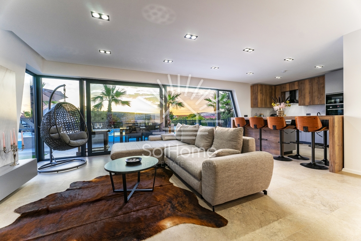 IN VENDITA - Moderna villa con piscina e vista mare a Novalja.