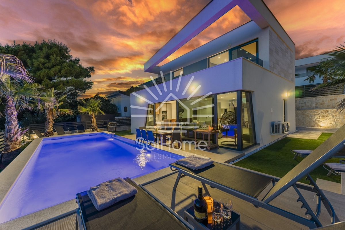 IN VENDITA - Moderna villa con piscina e vista mare a Novalja.