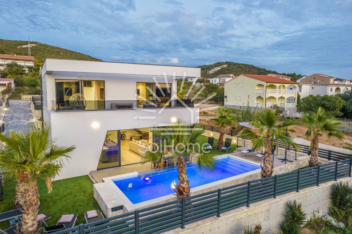 IN VENDITA - Moderna villa con piscina e vista mare a Novalja.