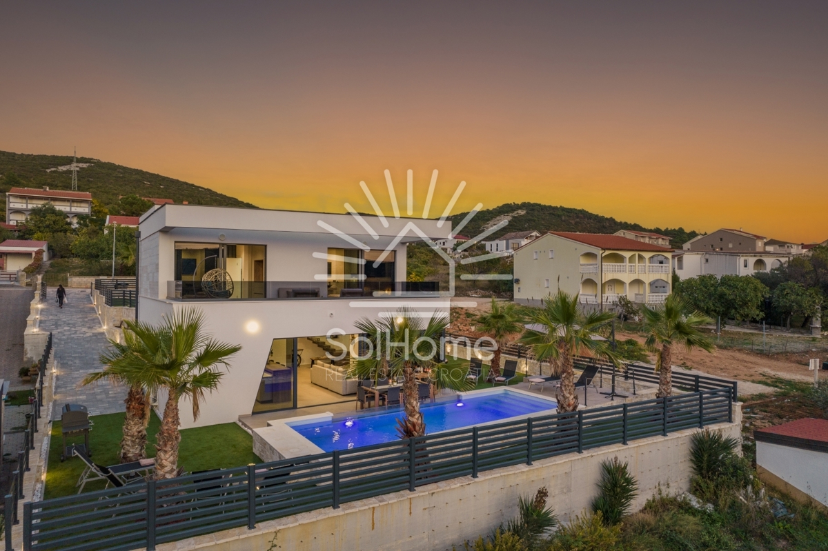 IN VENDITA - Moderna villa con piscina e vista mare a Novalja.