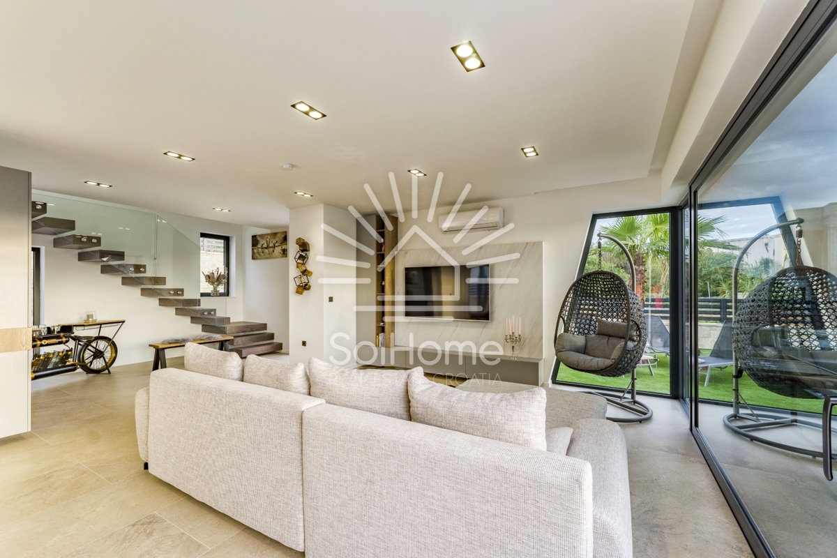 IN VENDITA - Moderna villa con piscina e vista mare a Novalja.