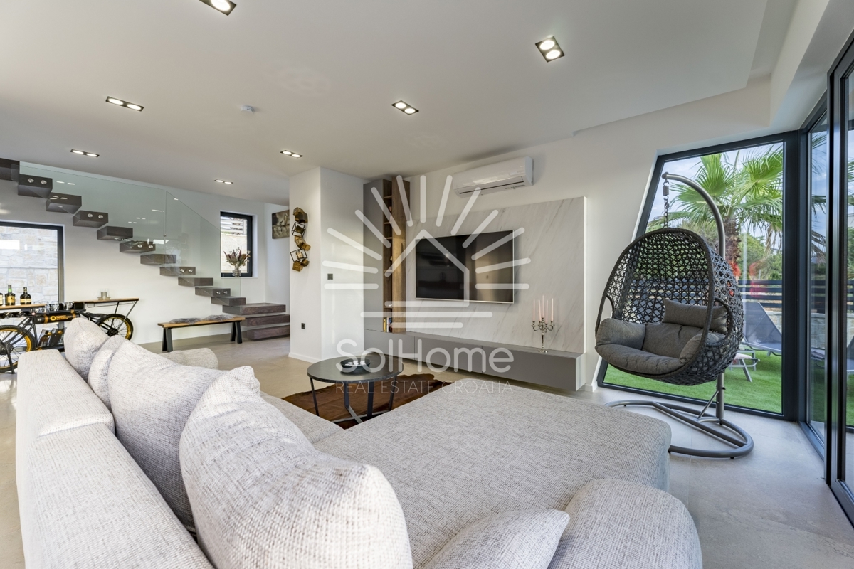 IN VENDITA - Moderna villa con piscina e vista mare a Novalja.