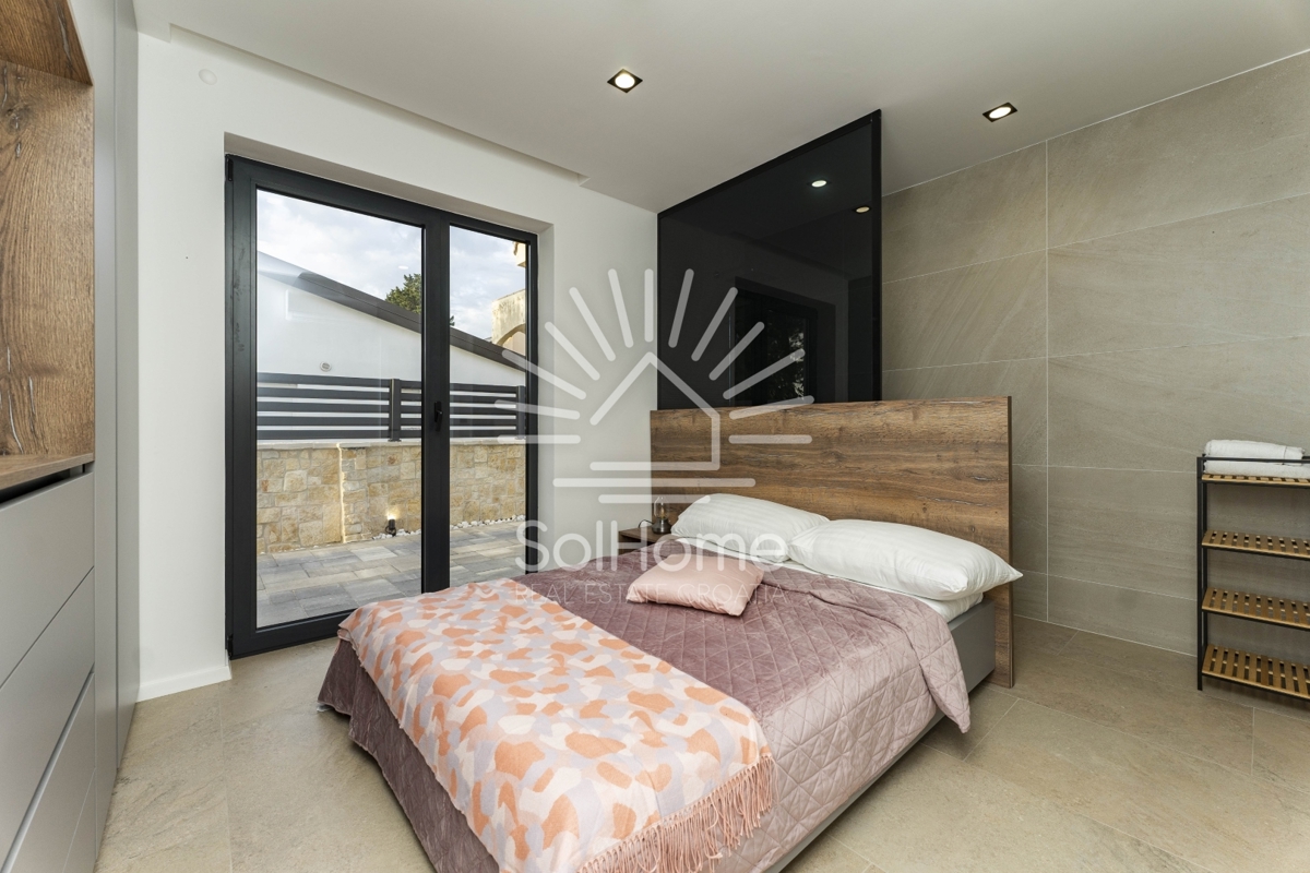 IN VENDITA - Moderna villa con piscina e vista mare a Novalja.