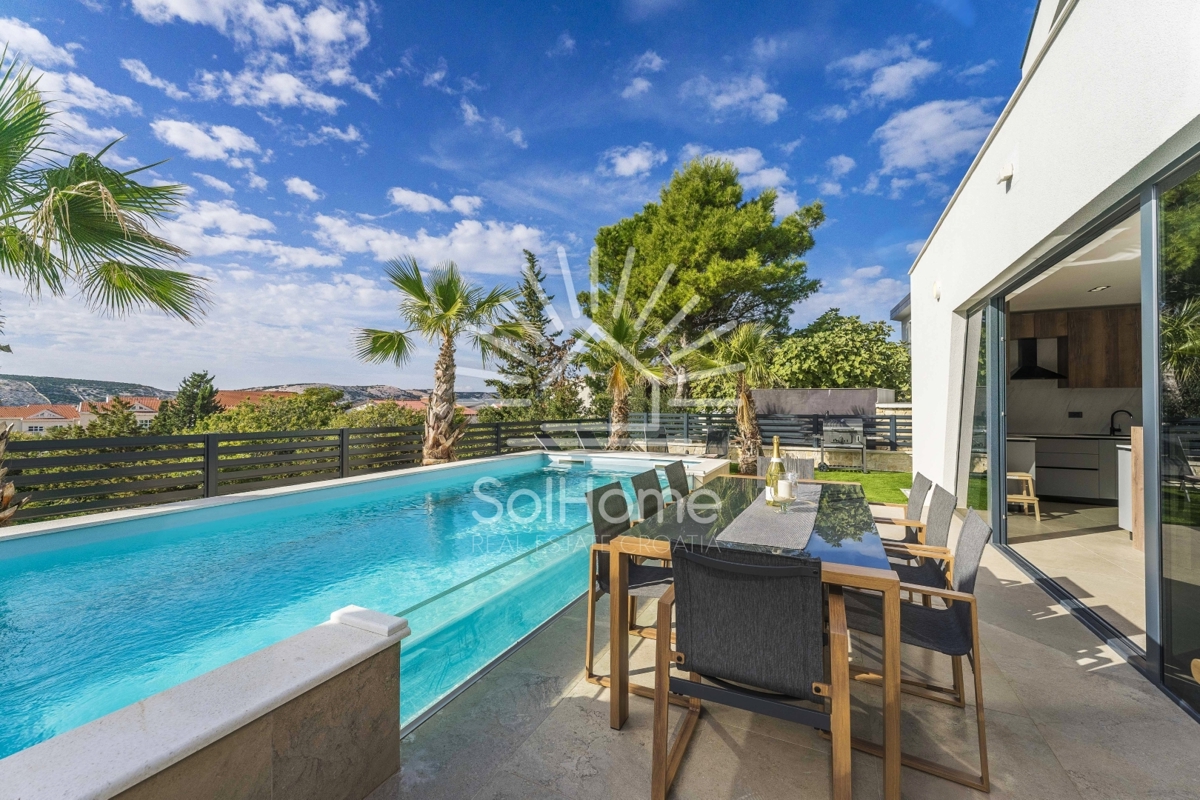 IN VENDITA - Moderna villa con piscina e vista mare a Novalja.
