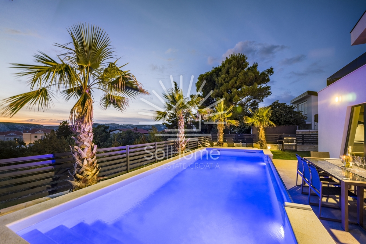 IN VENDITA - Moderna villa con piscina e vista mare a Novalja.