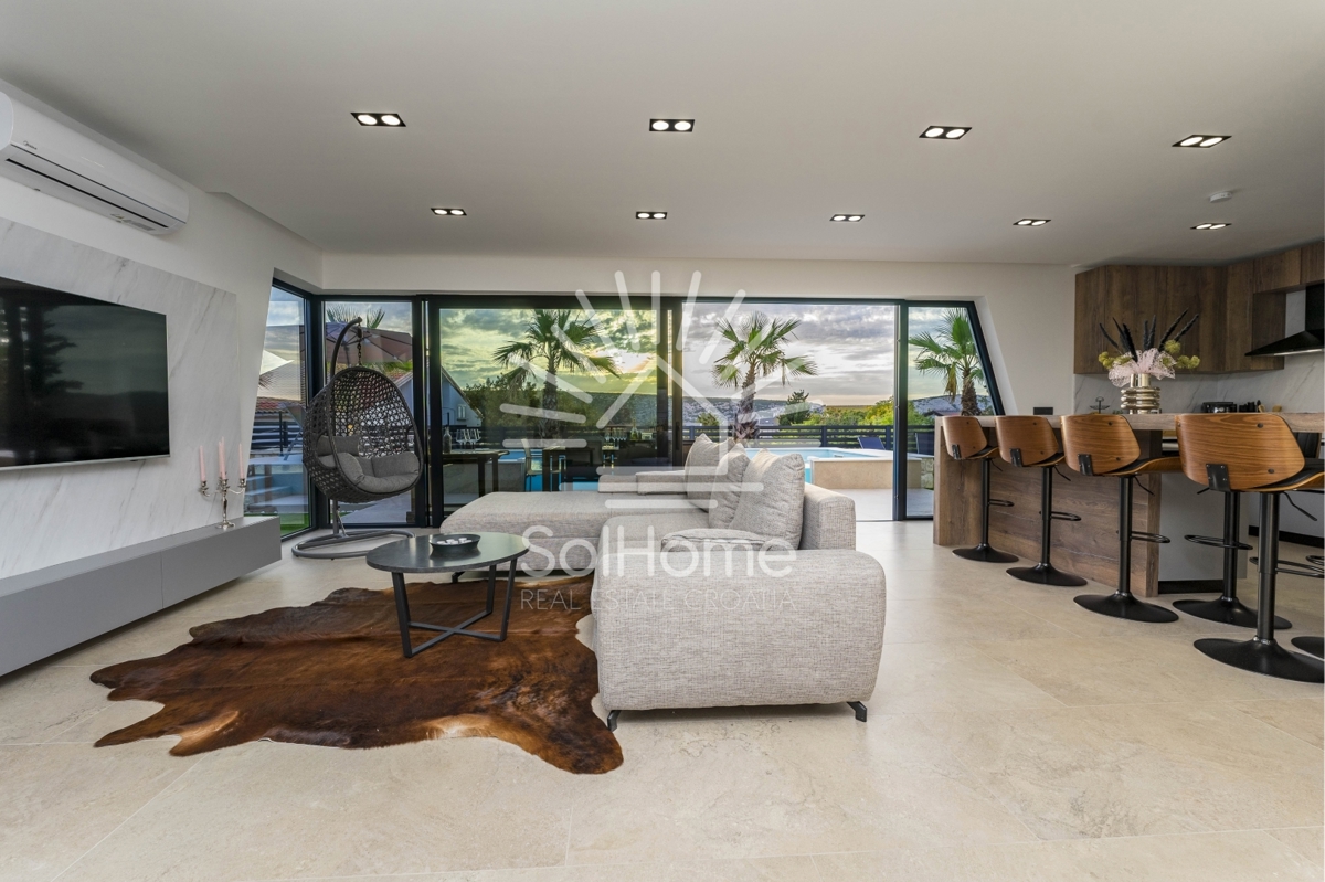 IN VENDITA - Moderna villa con piscina e vista mare a Novalja.