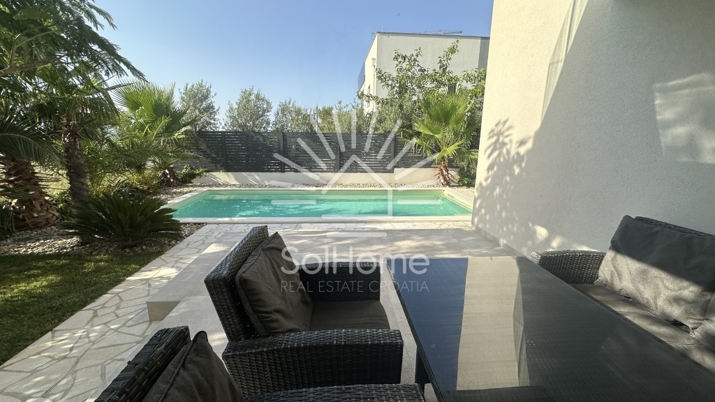 Elegante casa arredata con piscina, a soli 100 metri dal mare – a Privlaka, vicino a Zara