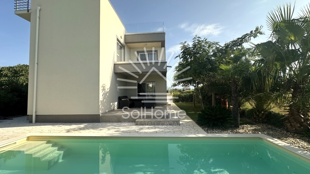 Elegante casa arredata con piscina, a soli 100 metri dal mare – a Privlaka, vicino a Zara