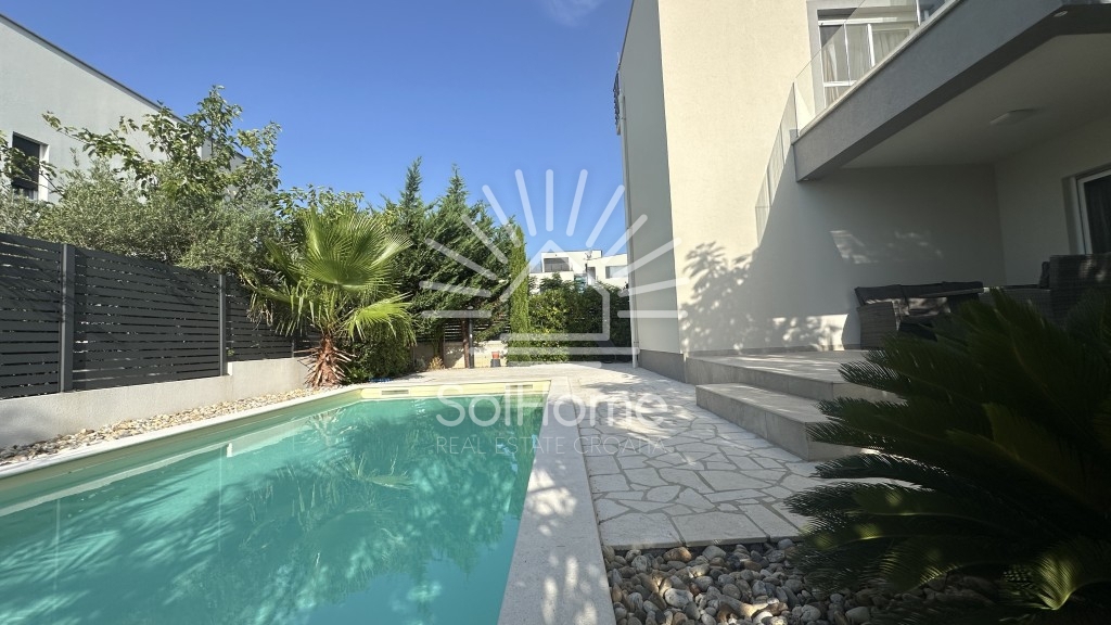 Elegante casa arredata con piscina, a soli 100 metri dal mare – a Privlaka, vicino a Zara