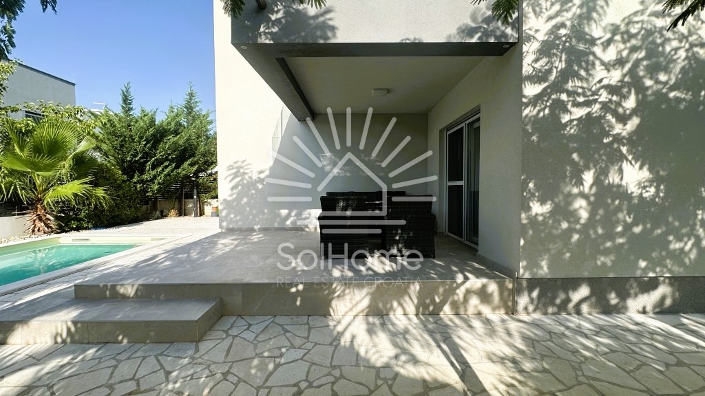 Elegante casa arredata con piscina, a soli 100 metri dal mare – a Privlaka, vicino a Zara