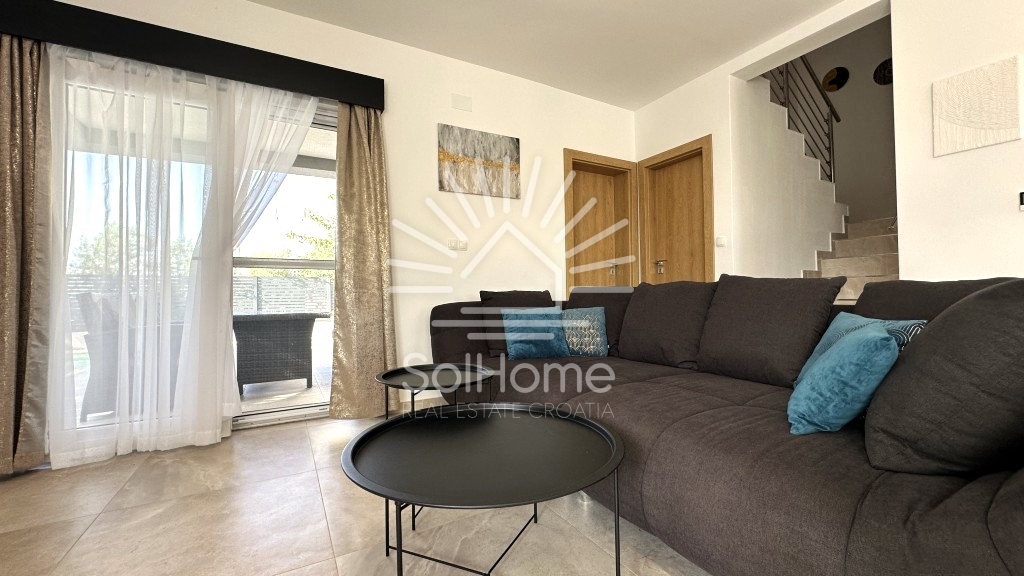 Elegante casa arredata con piscina, a soli 100 metri dal mare – a Privlaka, vicino a Zara