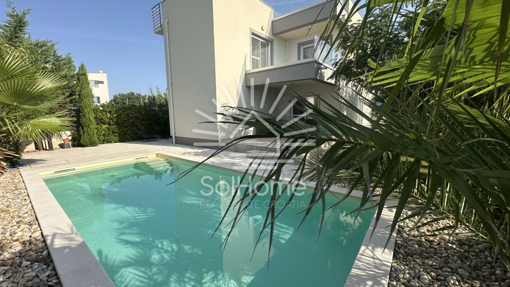 Elegante casa arredata con piscina, a soli 100 metri dal mare – a Privlaka, vicino a Zara