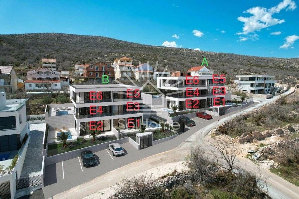 Appartamento di lusso con piscina privata e vista mare vicino a Zara.