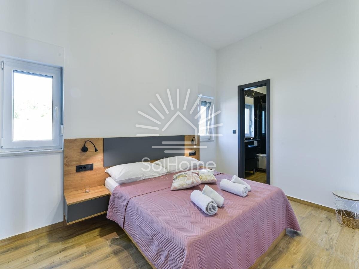 Casa con una fantastica vista sul mare e piscina, vicino a Zara