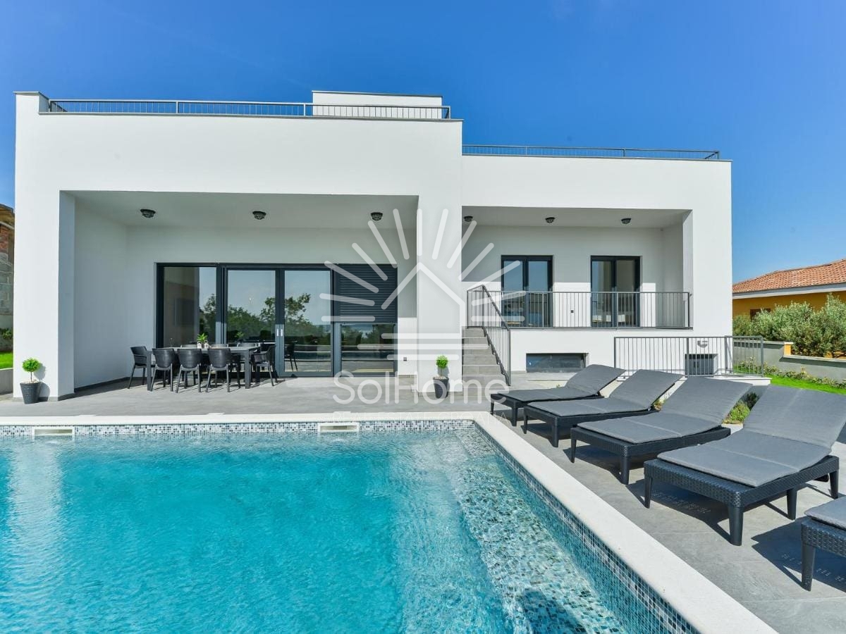 Casa con una fantastica vista sul mare e piscina, vicino a Zara