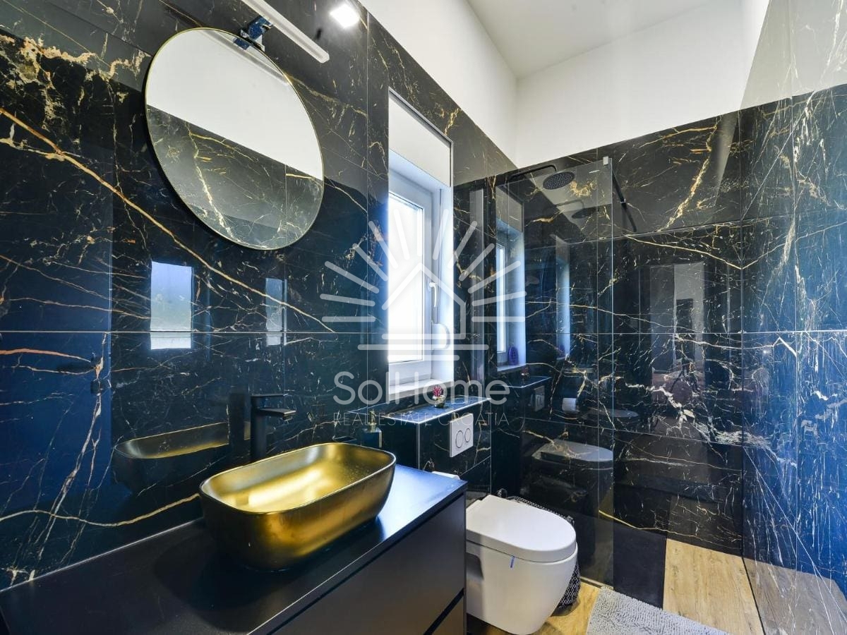 Casa con una fantastica vista sul mare e piscina, vicino a Zara