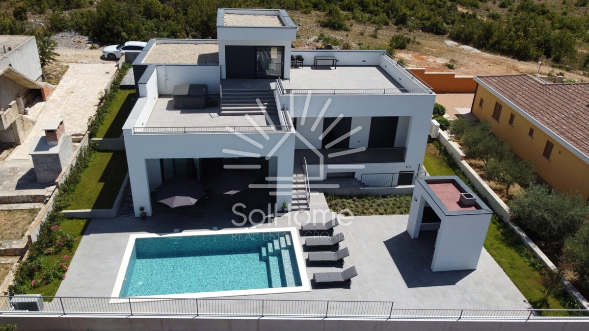 Casa con una fantastica vista sul mare e piscina, vicino a Zara
