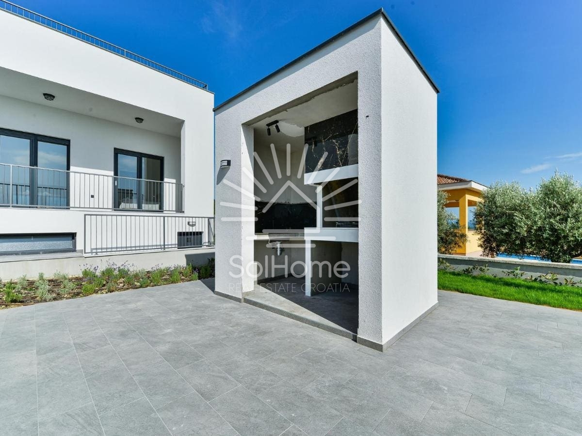 Casa con una fantastica vista sul mare e piscina, vicino a Zara