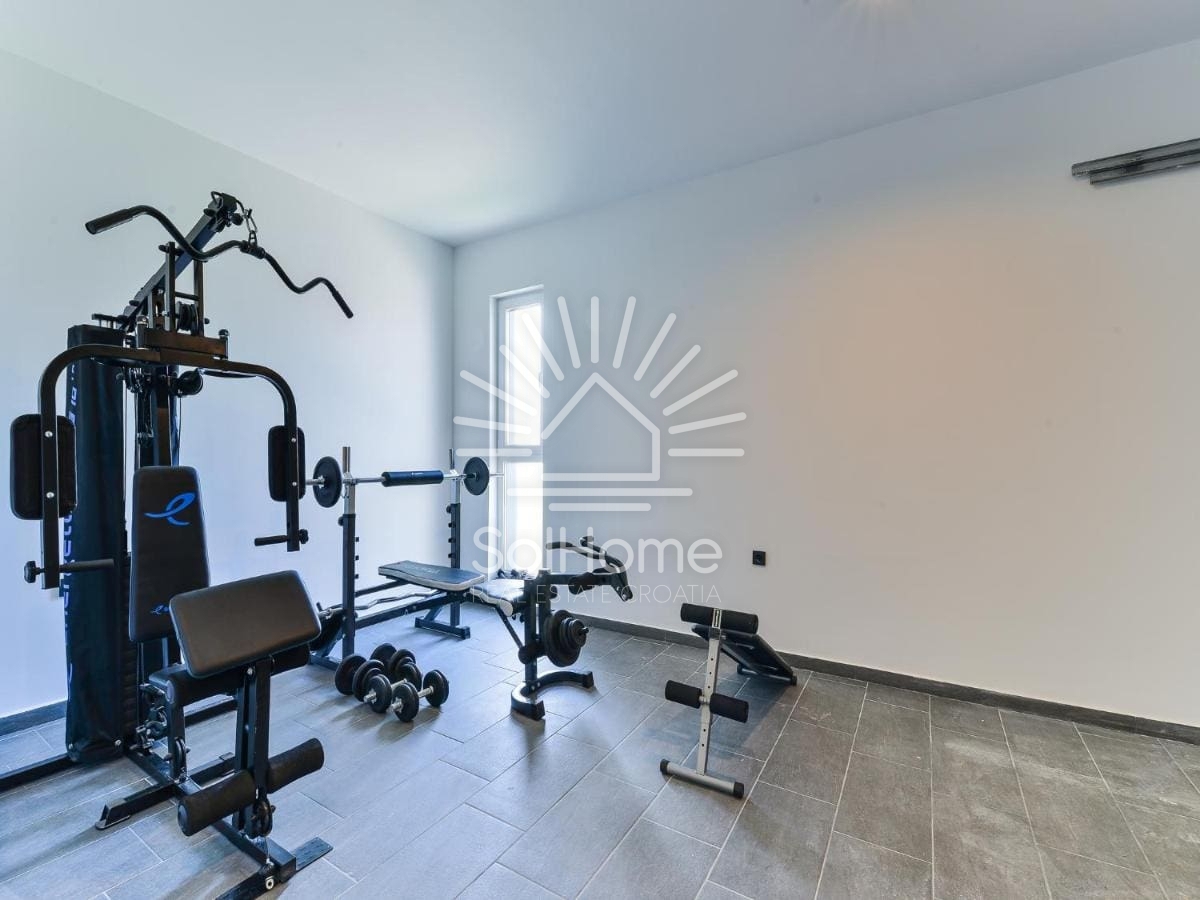 Casa con una fantastica vista sul mare e piscina, vicino a Zara