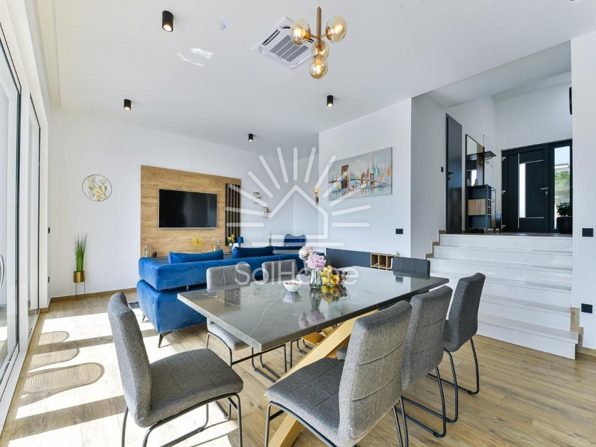 Casa con una fantastica vista sul mare e piscina, vicino a Zara