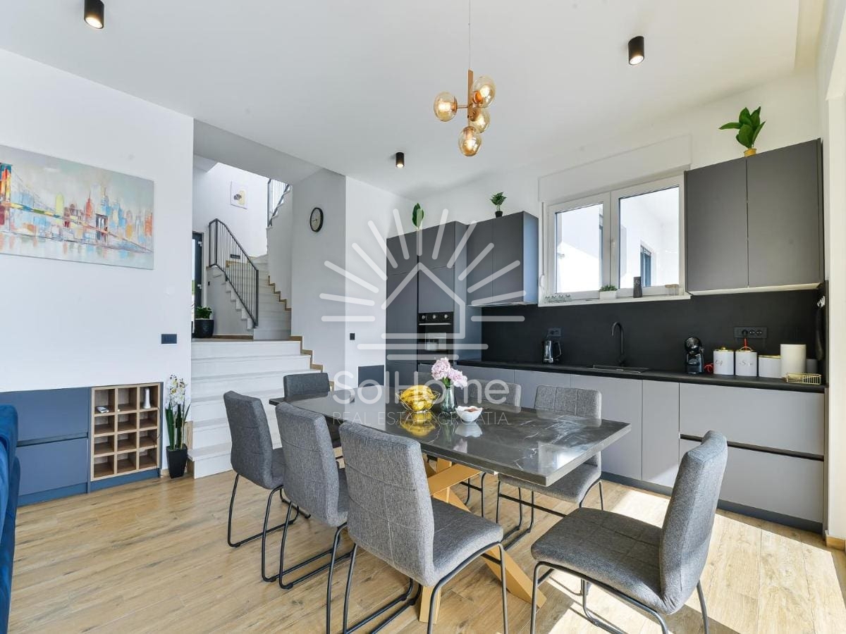 Casa con una fantastica vista sul mare e piscina, vicino a Zara