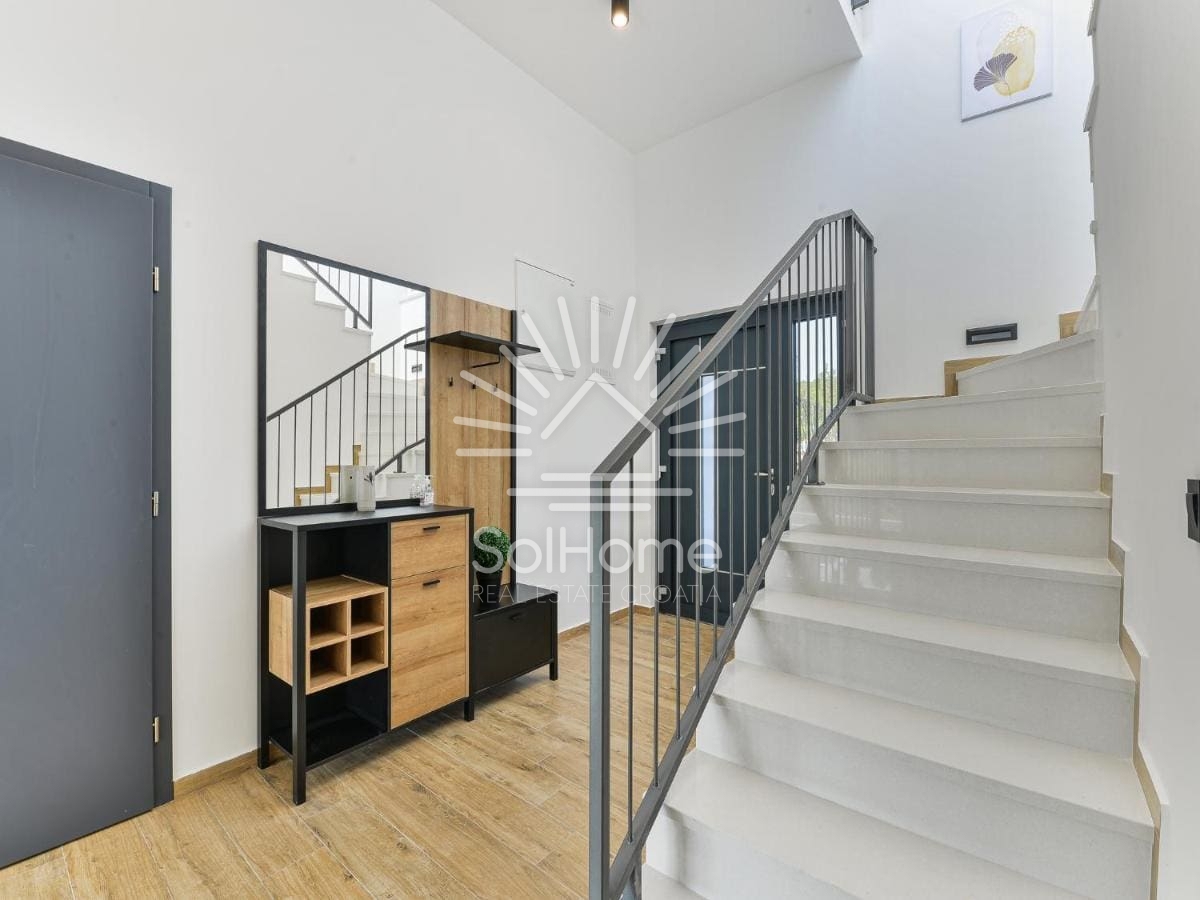 Casa con una fantastica vista sul mare e piscina, vicino a Zara