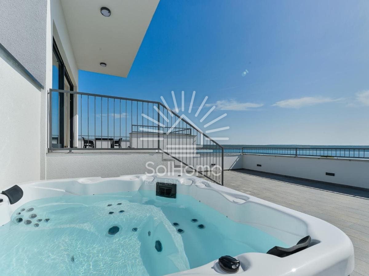 Casa con una fantastica vista sul mare e piscina, vicino a Zara