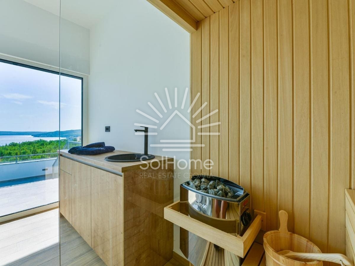 Casa con una fantastica vista sul mare e piscina, vicino a Zara