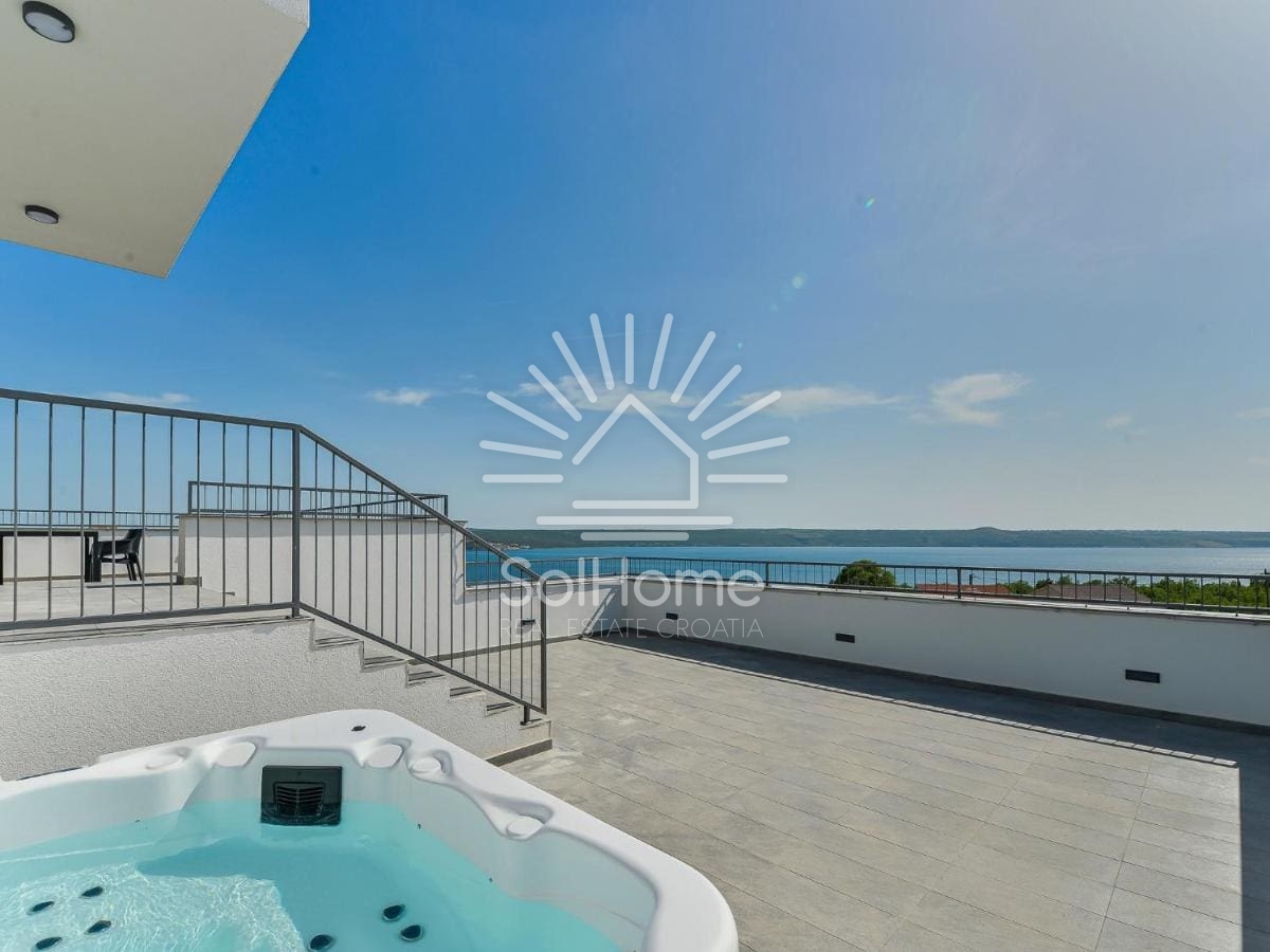 Casa con una fantastica vista sul mare e piscina, vicino a Zara