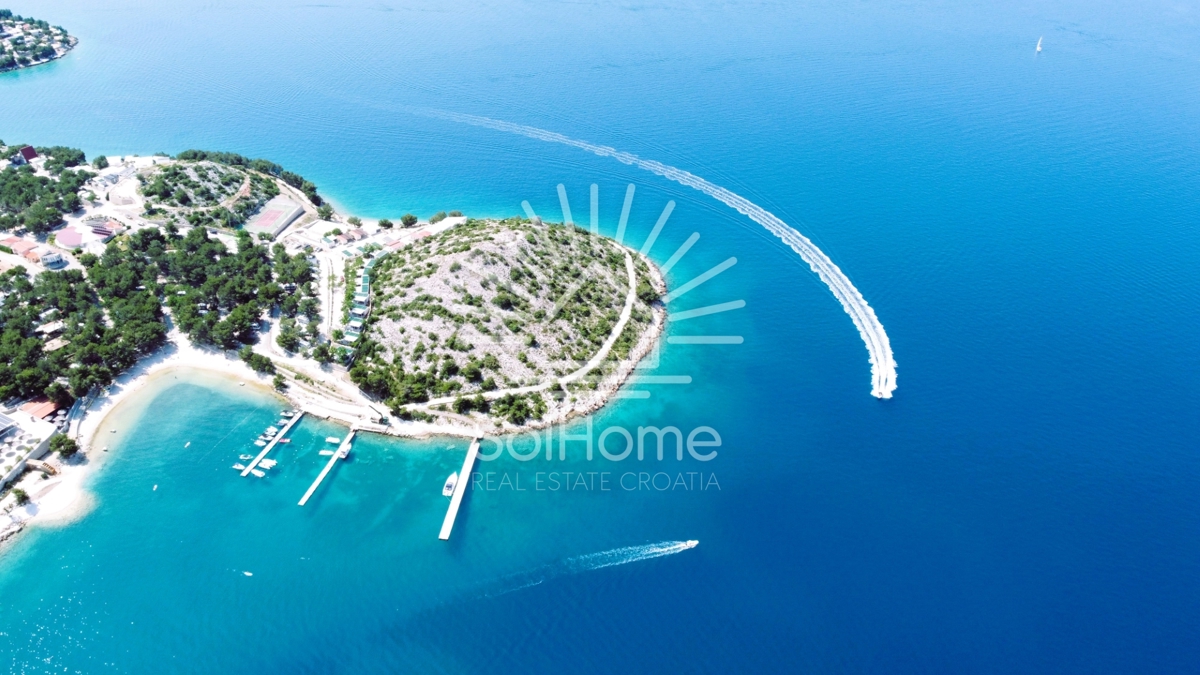 Moderna villa di lusso con piscina - Prima fila sul mare, accanto al porto turistico.