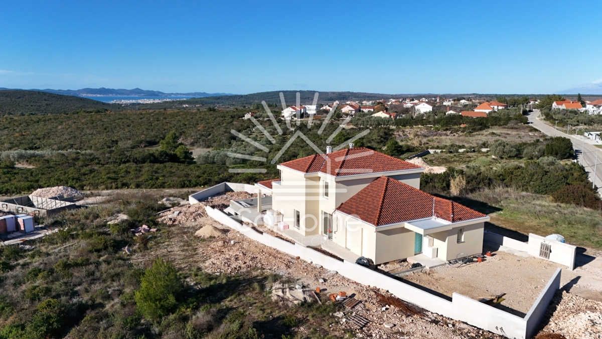 Villa familiare con piscina e vista panoramica sul mare vicino a Zara