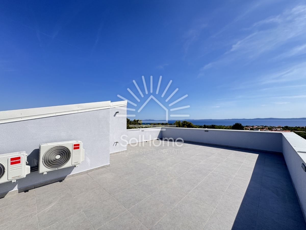 Case con vista panoramica sul mare e terrazza sul tetto a Vir / Croazia.