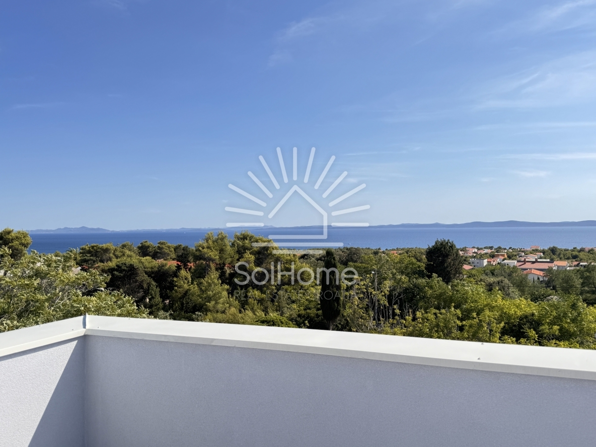 Case con vista panoramica sul mare e terrazza sul tetto a Vir / Croazia.