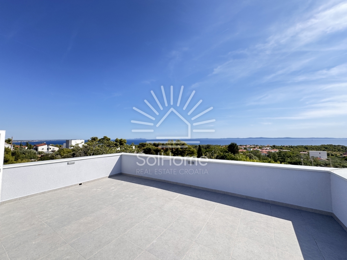 Case con vista panoramica sul mare e terrazza sul tetto a Vir / Croazia.