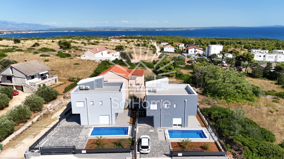 Case con vista panoramica sul mare e terrazza sul tetto a Vir / Croazia.