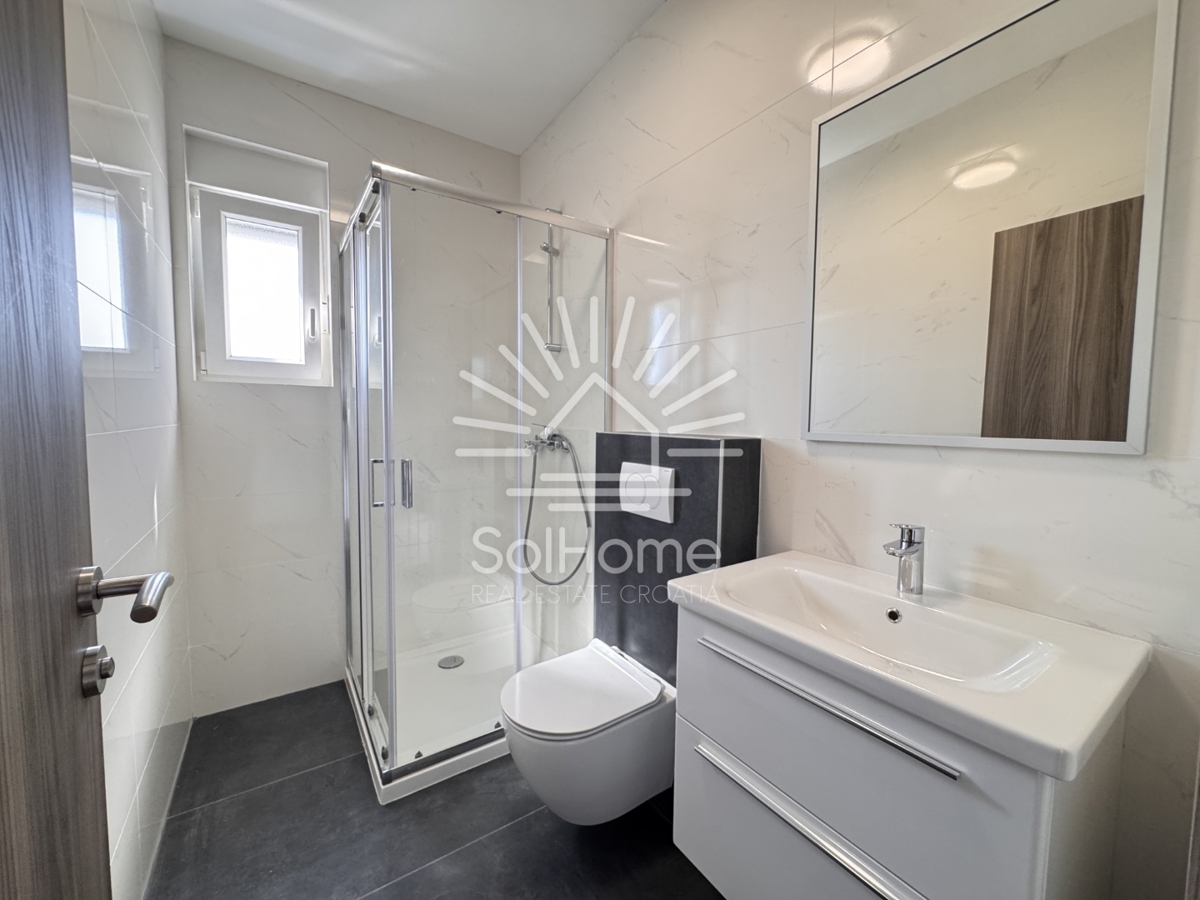 Case con vista panoramica sul mare e terrazza sul tetto a Vir / Croazia.