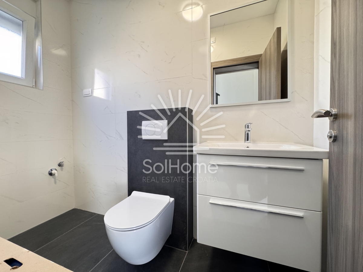 Case con vista panoramica sul mare e terrazza sul tetto a Vir / Croazia.