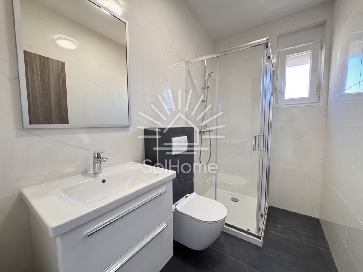 Case con vista panoramica sul mare e terrazza sul tetto a Vir / Croazia.