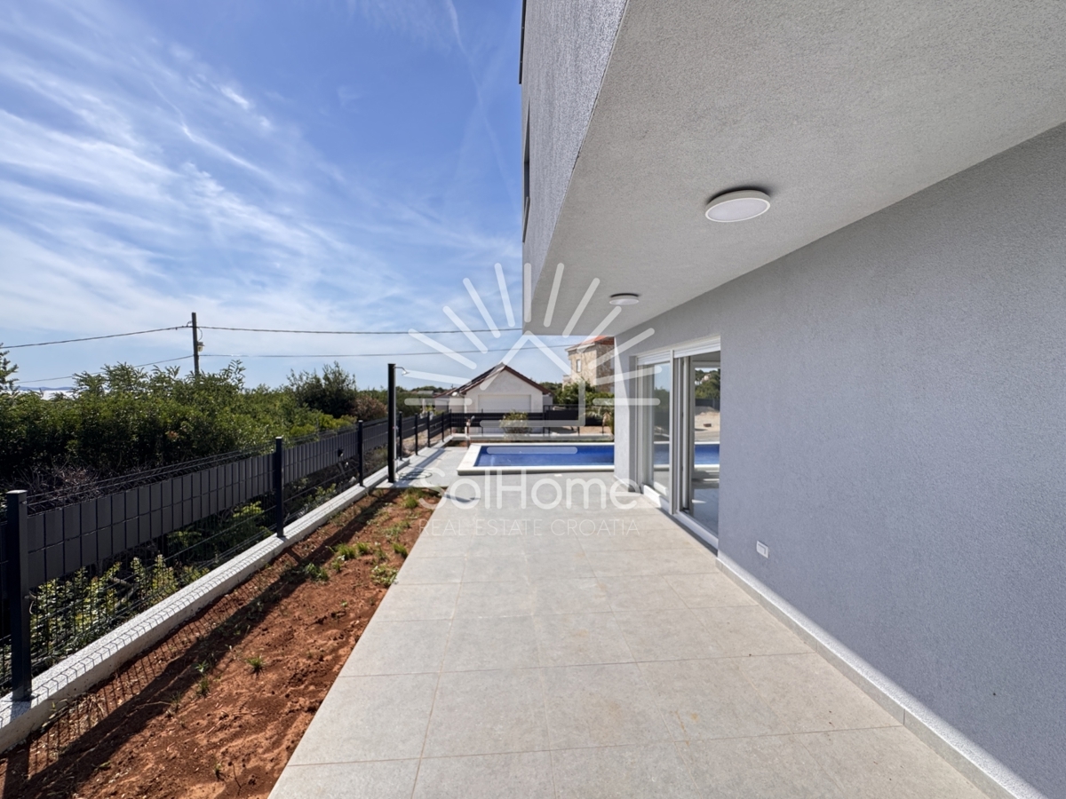 Case con vista panoramica sul mare e terrazza sul tetto a Vir / Croazia.