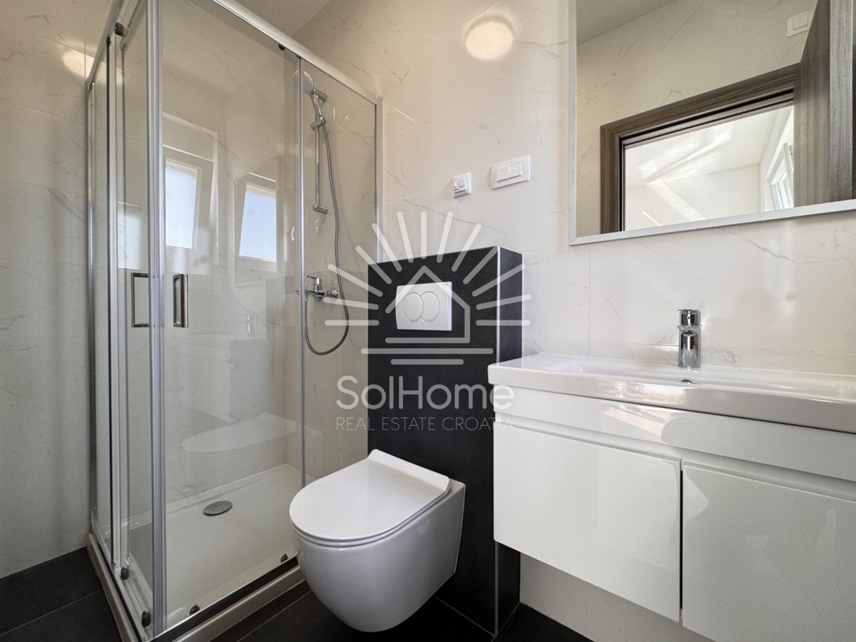 Case con vista panoramica sul mare e terrazza sul tetto a Vir / Croazia.