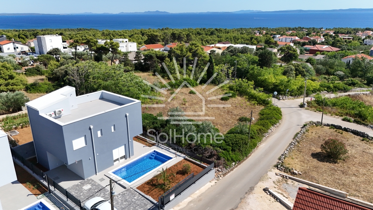 Case con vista panoramica sul mare e terrazza sul tetto a Vir / Croazia.