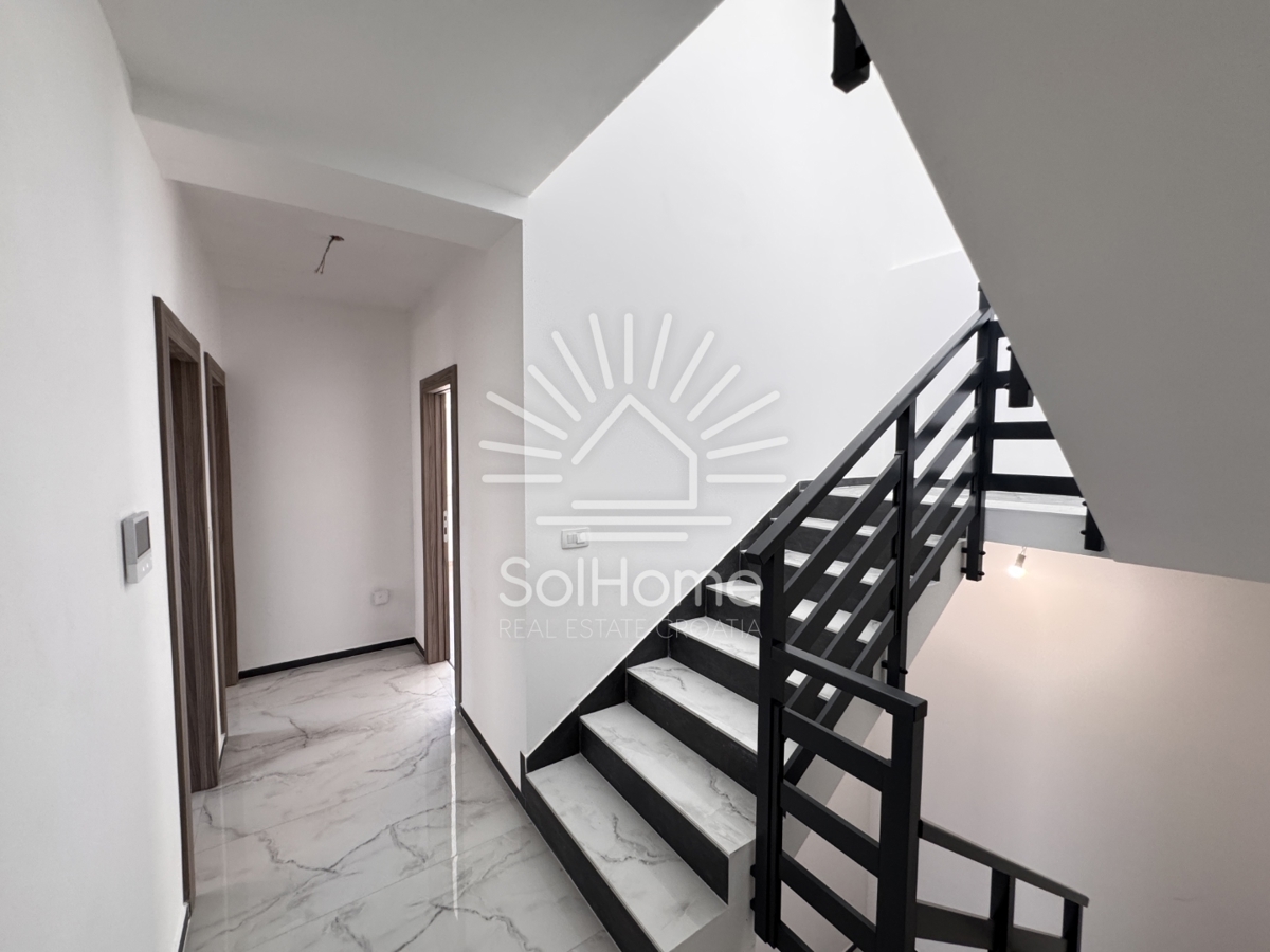 Case con vista panoramica sul mare e terrazza sul tetto a Vir / Croazia.