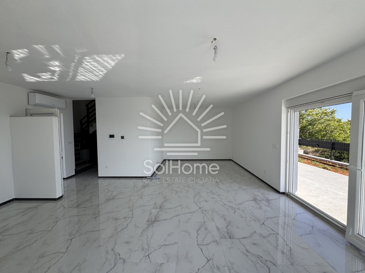 Case con vista panoramica sul mare e terrazza sul tetto a Vir / Croazia.