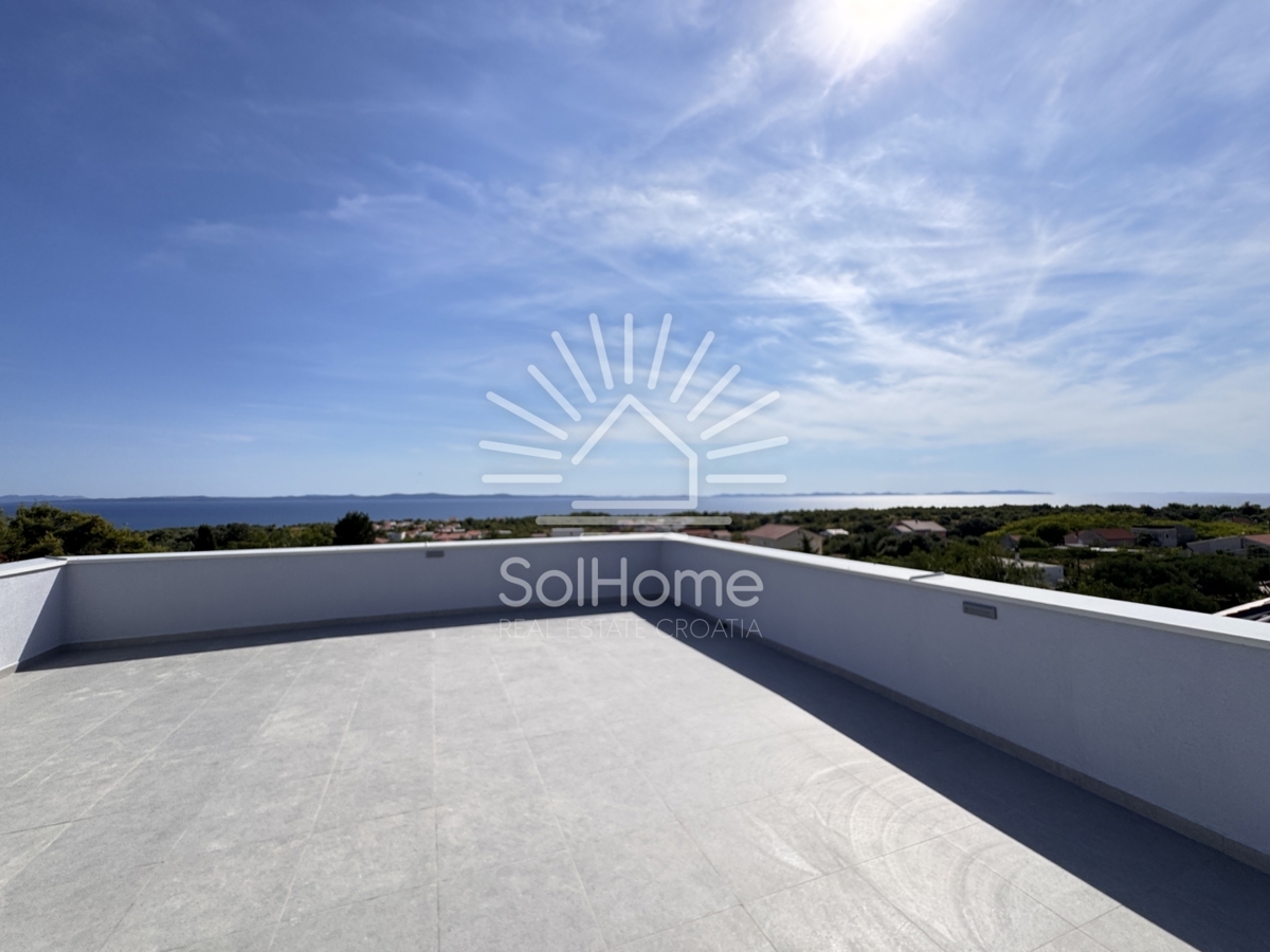 Case con vista panoramica sul mare e terrazza sul tetto a Vir / Croazia.