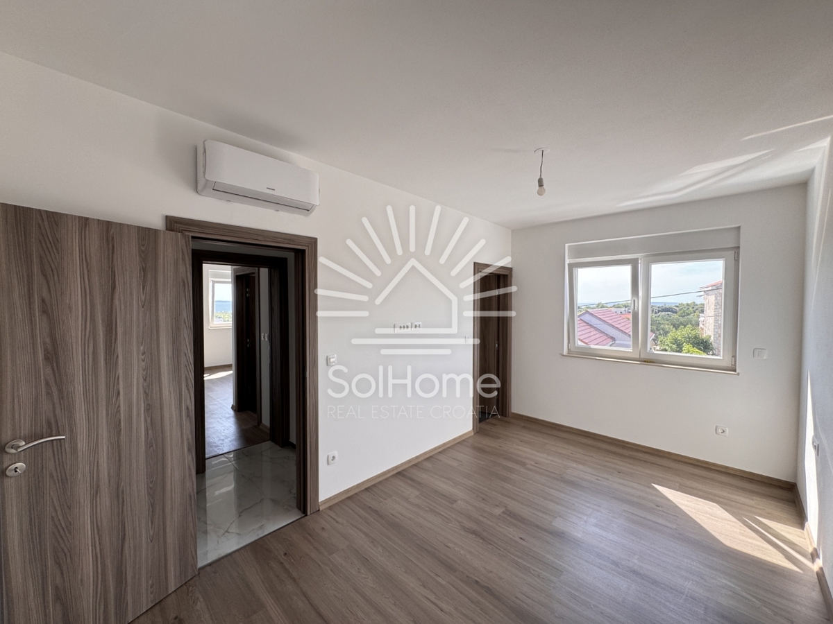 Case con vista panoramica sul mare e terrazza sul tetto a Vir / Croazia.